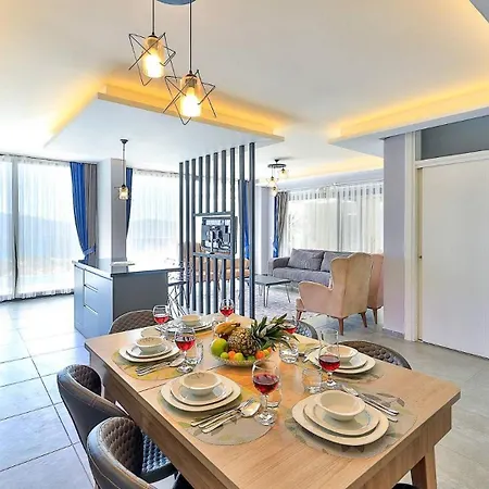 3 Bedroom Luxury 5 Minutes Drive To The Town Villa *