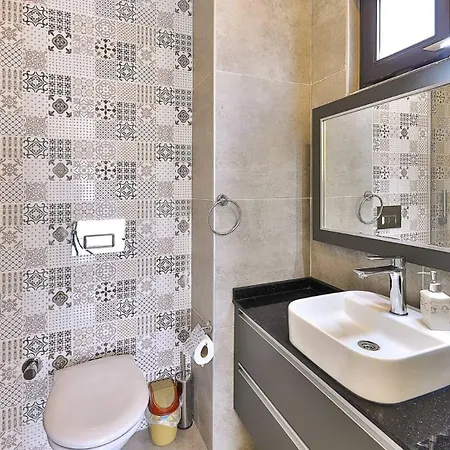 3 Bedroom Luxury 5 Minutes Drive To The Town Villa *