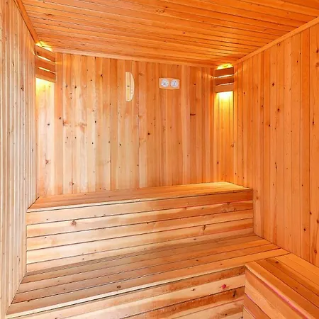 3 Bedroom Luxury 5 Minutes Drive To The Town