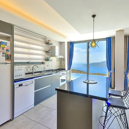 3 Bedroom Luxury 5 Minutes Drive To The Town Villa