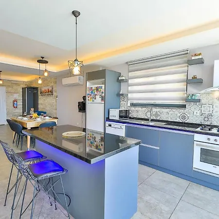 3 Bedroom Luxury 5 Minutes Drive To The Town *