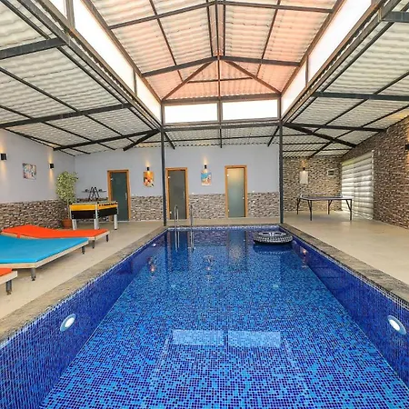 3 Bedroom Luxury 5 Minutes Drive To The Town Villa