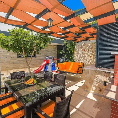 Villa 3 Bedroom Luxury 5 Minutes Drive To The Town