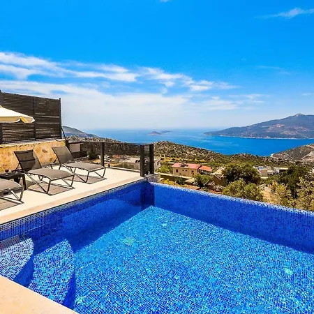 3 Bedroom Luxury 5 Minutes Drive To The Town Villa *