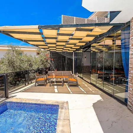3 Bedroom Luxury 5 Minutes Drive To The Town Villa *
