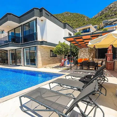 3 Bedroom Luxury 5 Minutes Drive To The Town Villa