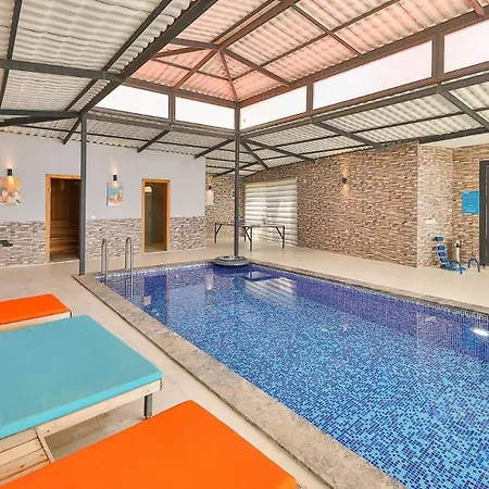 3 Bedroom Luxury 5 Minutes Drive To The Town Villa *