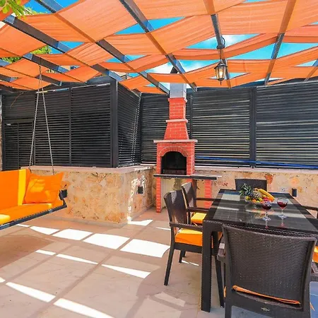 Villa 3 Bedroom Luxury 5 Minutes Drive To The Town *
